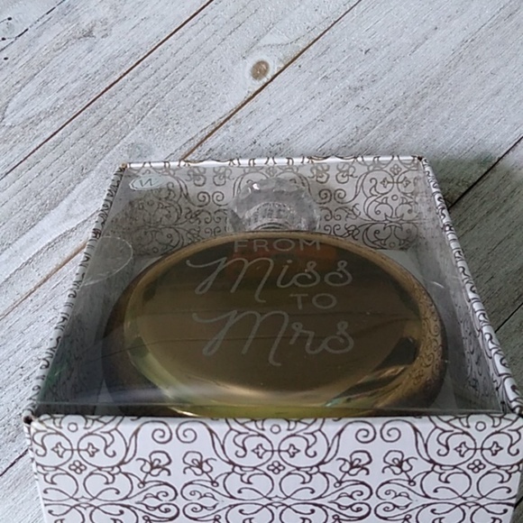 NIB Wild Eye Designs Round Hip Flask - From Miss to Mrs - Picture 8 of 9